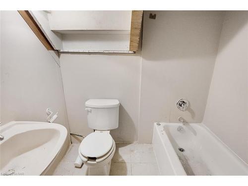 20 Randolph Street, Welland, ON - Indoor Photo Showing Bathroom