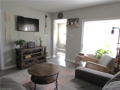 6449 Murray Street, Niagara Falls, ON - Indoor Photo Showing Living Room