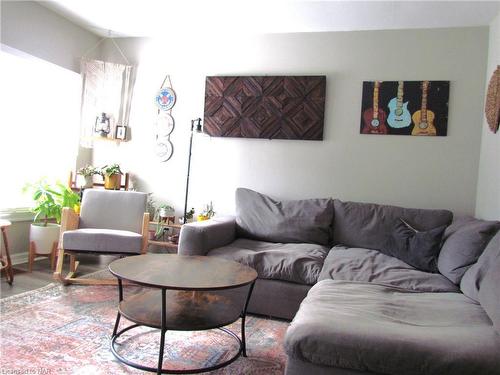 6449 Murray Street, Niagara Falls, ON - Indoor Photo Showing Living Room