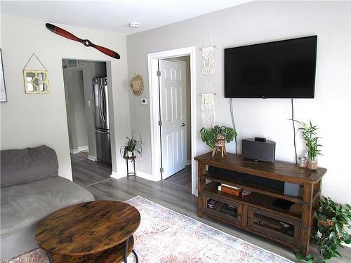 6449 Murray Street, Niagara Falls, ON - Indoor Photo Showing Living Room