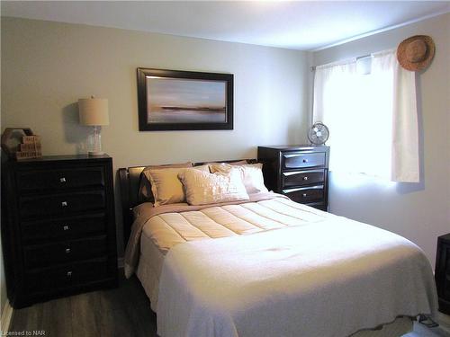 6449 Murray Street, Niagara Falls, ON - Indoor Photo Showing Bedroom