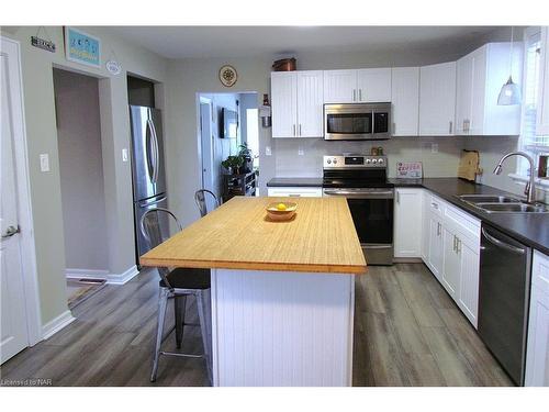 6449 Murray Street, Niagara Falls, ON - Indoor Photo Showing Kitchen With Double Sink