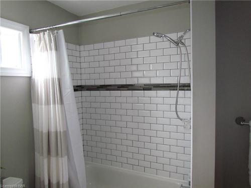 6449 Murray Street, Niagara Falls, ON - Indoor Photo Showing Bathroom