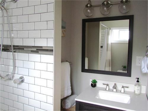 6449 Murray Street, Niagara Falls, ON - Indoor Photo Showing Bathroom