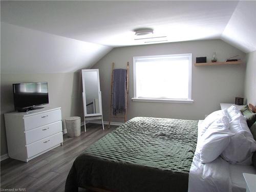 6449 Murray Street, Niagara Falls, ON - Indoor Photo Showing Bedroom