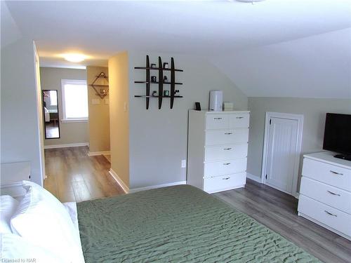 6449 Murray Street, Niagara Falls, ON - Indoor Photo Showing Bedroom