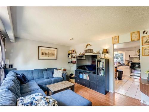 32 Nottingham Court, Welland, ON - Indoor Photo Showing Living Room