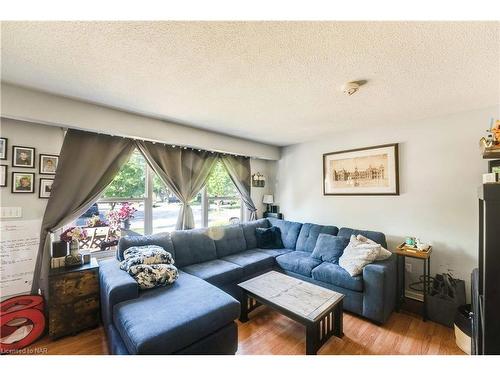 32 Nottingham Court, Welland, ON - Indoor Photo Showing Living Room