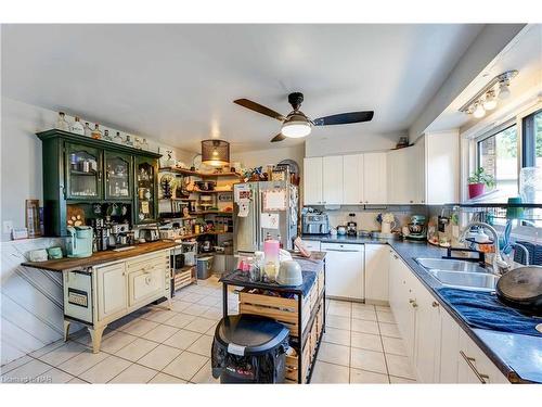 32 Nottingham Court, Welland, ON - Indoor Photo Showing Kitchen With Double Sink