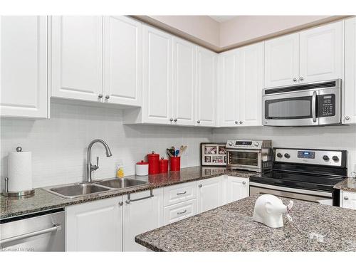 328-8111 Forest Glen Drive, Niagara Falls, ON - Indoor Photo Showing Kitchen With Double Sink With Upgraded Kitchen