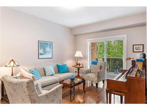 328-8111 Forest Glen Drive, Niagara Falls, ON - Indoor Photo Showing Living Room