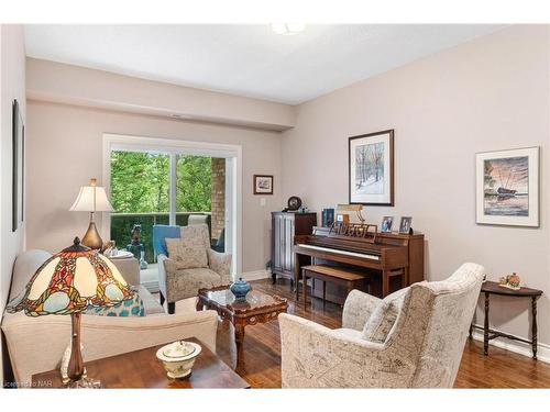 328-8111 Forest Glen Drive, Niagara Falls, ON - Indoor Photo Showing Living Room