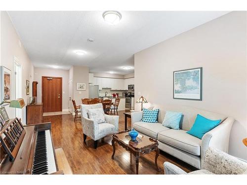 328-8111 Forest Glen Drive, Niagara Falls, ON - Indoor Photo Showing Living Room