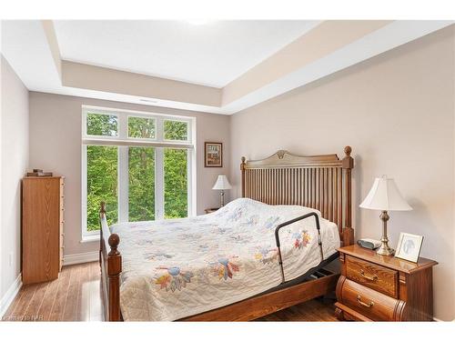 328-8111 Forest Glen Drive, Niagara Falls, ON - Indoor Photo Showing Bedroom