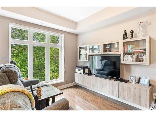 328-8111 Forest Glen Drive, Niagara Falls, ON - Indoor Photo Showing Living Room