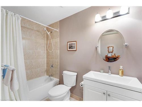 328-8111 Forest Glen Drive, Niagara Falls, ON - Indoor Photo Showing Bathroom