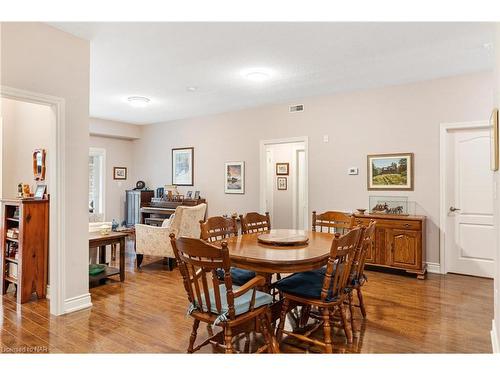 328-8111 Forest Glen Drive, Niagara Falls, ON - Indoor Photo Showing Dining Room