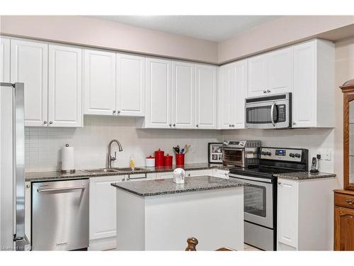 328-8111 Forest Glen Drive, Niagara Falls, ON - Indoor Photo Showing Kitchen With Double Sink With Upgraded Kitchen