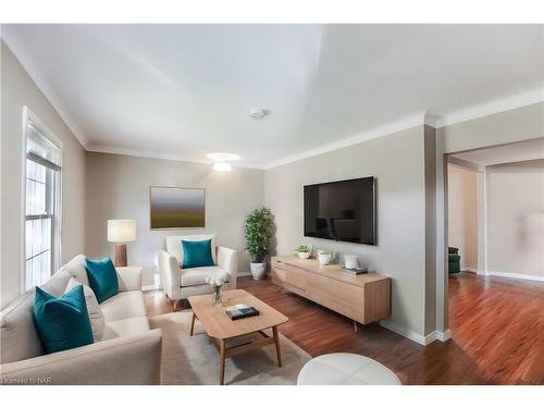 2 Lincoln Avenue, St. Catharines, ON - Indoor Photo Showing Living Room