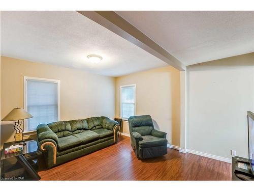 2 Lincoln Avenue, St. Catharines, ON - Indoor Photo Showing Living Room