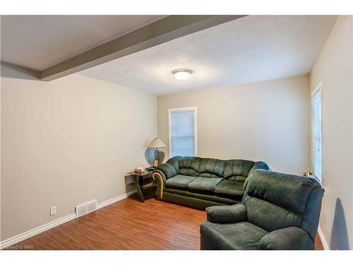 2 Lincoln Avenue, St. Catharines, ON - Indoor Photo Showing Living Room