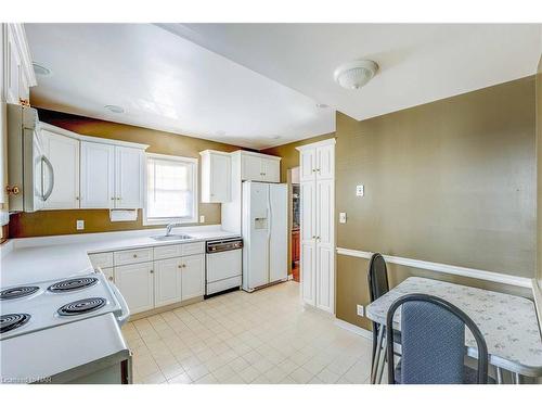 2 Lincoln Avenue, St. Catharines, ON - Indoor Photo Showing Kitchen