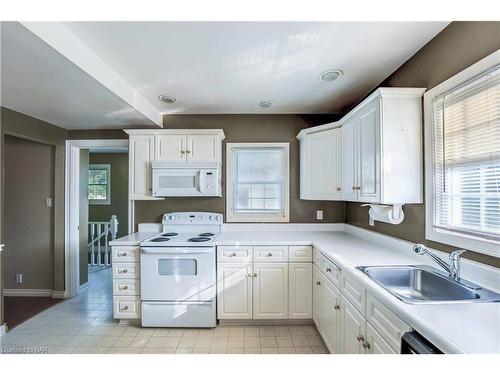 2 Lincoln Avenue, St. Catharines, ON - Indoor Photo Showing Kitchen