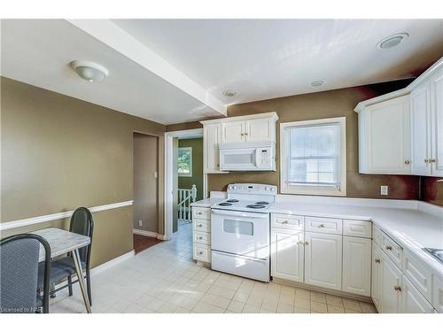 2 Lincoln Avenue, St. Catharines, ON - Indoor Photo Showing Kitchen