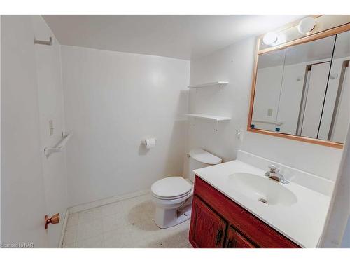 2 Lincoln Avenue, St. Catharines, ON - Indoor Photo Showing Bathroom