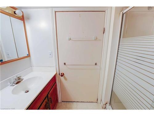 2 Lincoln Avenue, St. Catharines, ON - Indoor Photo Showing Bathroom