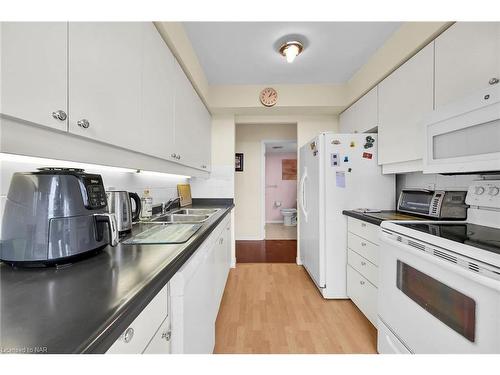 710-5100 Dorchester Road, Niagara Falls, ON - Indoor Photo Showing Kitchen With Double Sink