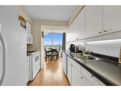 710-5100 Dorchester Road, Niagara Falls, ON - Indoor Photo Showing Kitchen With Double Sink