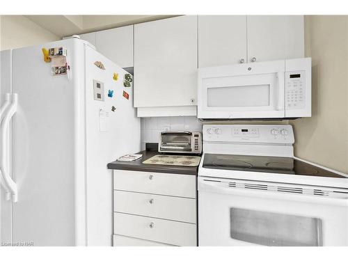 710-5100 Dorchester Road, Niagara Falls, ON - Indoor Photo Showing Kitchen