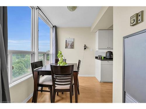 710-5100 Dorchester Road, Niagara Falls, ON - Indoor Photo Showing Dining Room