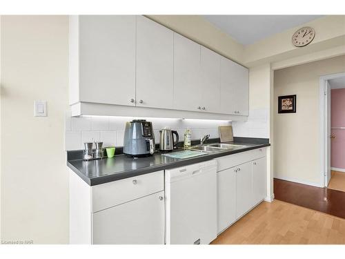 710-5100 Dorchester Road, Niagara Falls, ON - Indoor Photo Showing Kitchen With Double Sink