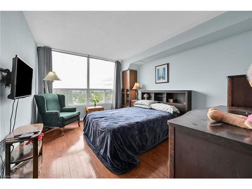 710-5100 Dorchester Road, Niagara Falls, ON - Indoor Photo Showing Bedroom