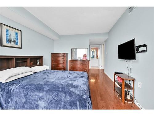 710-5100 Dorchester Road, Niagara Falls, ON - Indoor Photo Showing Bedroom