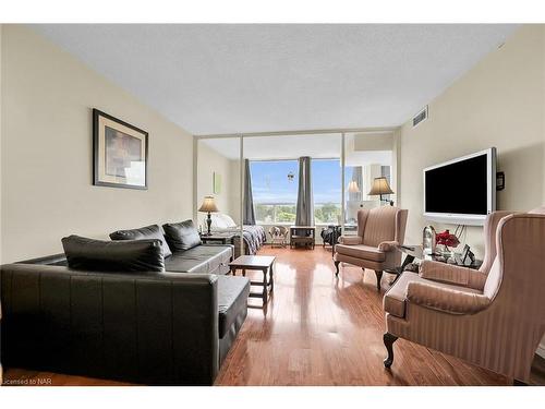 710-5100 Dorchester Road, Niagara Falls, ON - Indoor Photo Showing Living Room