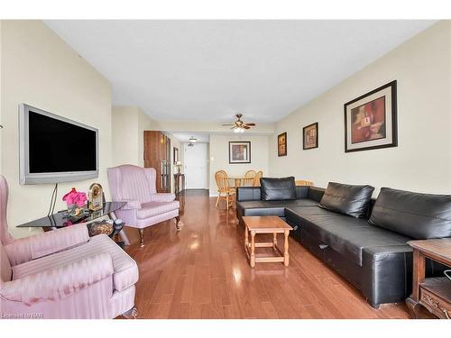 710-5100 Dorchester Road, Niagara Falls, ON - Indoor Photo Showing Living Room