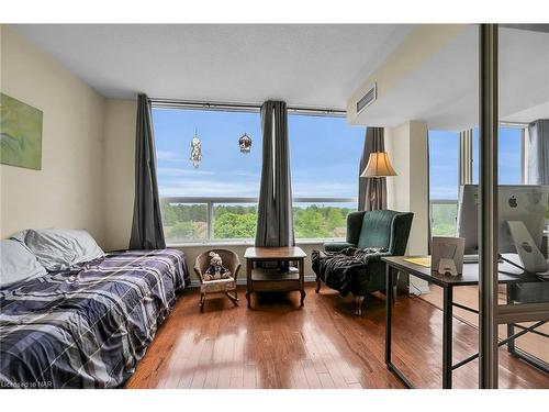 710-5100 Dorchester Road, Niagara Falls, ON - Indoor Photo Showing Bedroom