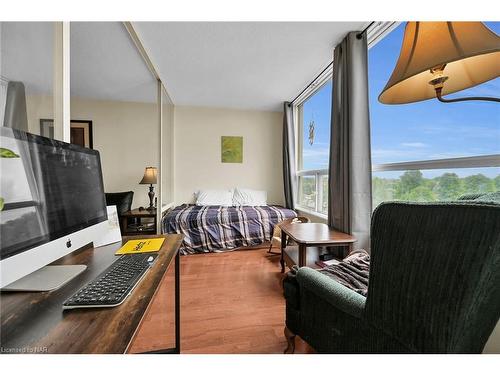 710-5100 Dorchester Road, Niagara Falls, ON - Indoor Photo Showing Bedroom