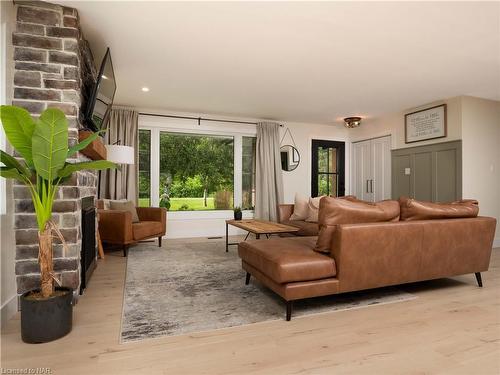 41747 Mill Race Road, Wainfleet, ON - Indoor Photo Showing Living Room