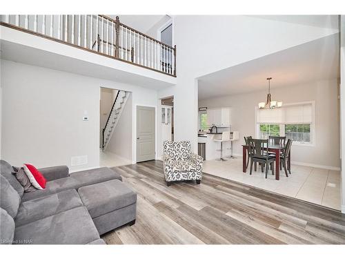 1 Addison Drive, St. Catharines, ON - Indoor Photo Showing Living Room