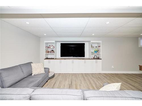 1 Addison Drive, St. Catharines, ON - Indoor Photo Showing Living Room