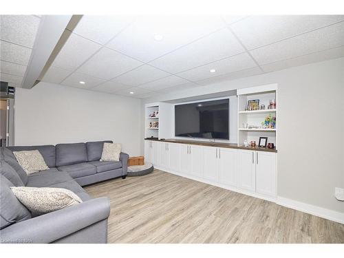 1 Addison Drive, St. Catharines, ON - Indoor Photo Showing Living Room