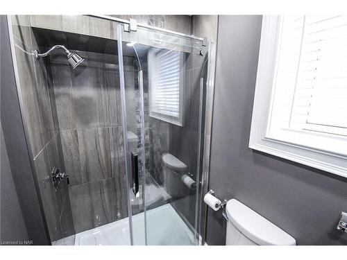 6 Gertrude Street, St. Catharines, ON - Indoor Photo Showing Bathroom