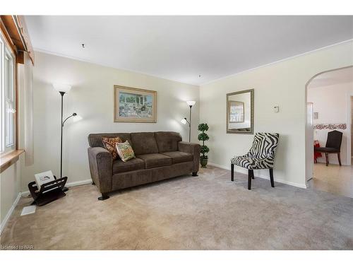 11 Parkwood Drive, St. Catharines, ON - Indoor Photo Showing Living Room