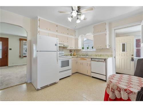 11 Parkwood Drive, St. Catharines, ON - Indoor Photo Showing Kitchen