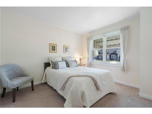 11 Parkwood Drive, St. Catharines, ON - Indoor Photo Showing Bedroom