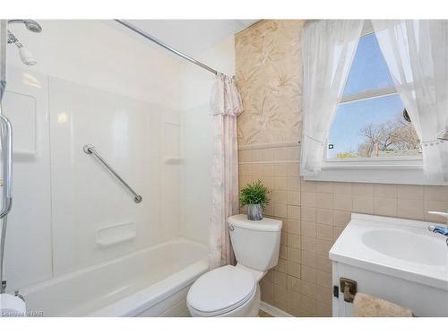 11 Parkwood Drive, St. Catharines, ON - Indoor Photo Showing Bathroom